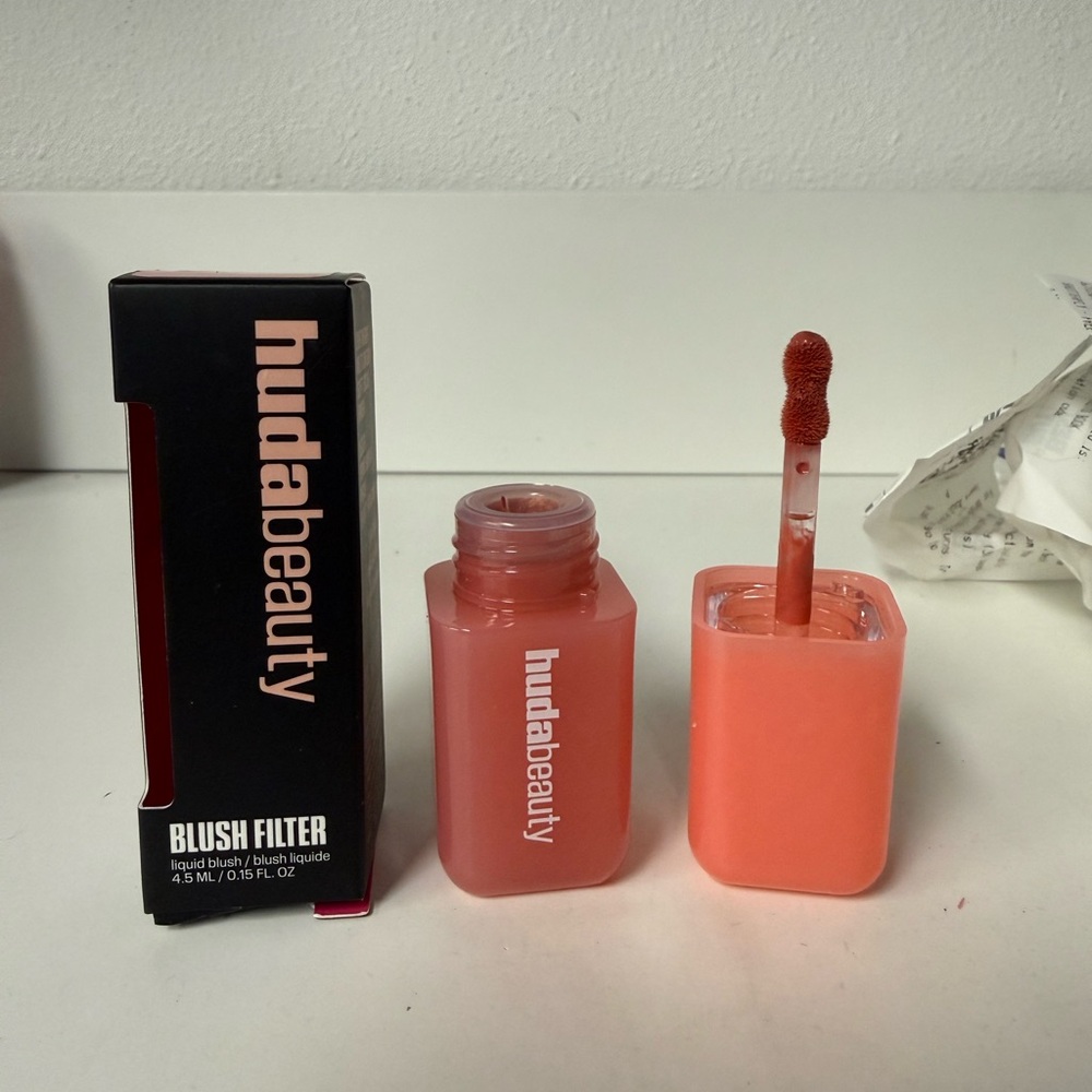 HUDA BEAUTY Blush Filter in Soft Coral
